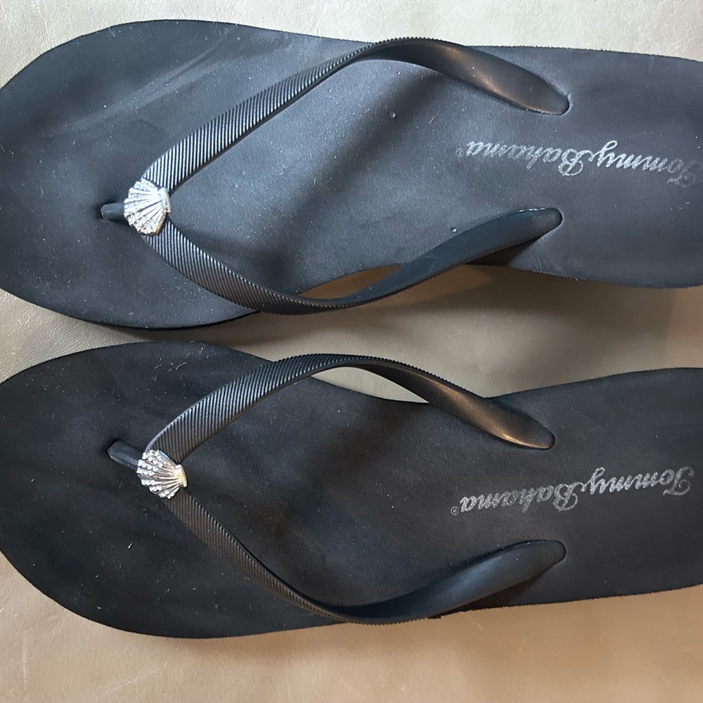 Tommy Bahama Black Sandals with Shell Detail